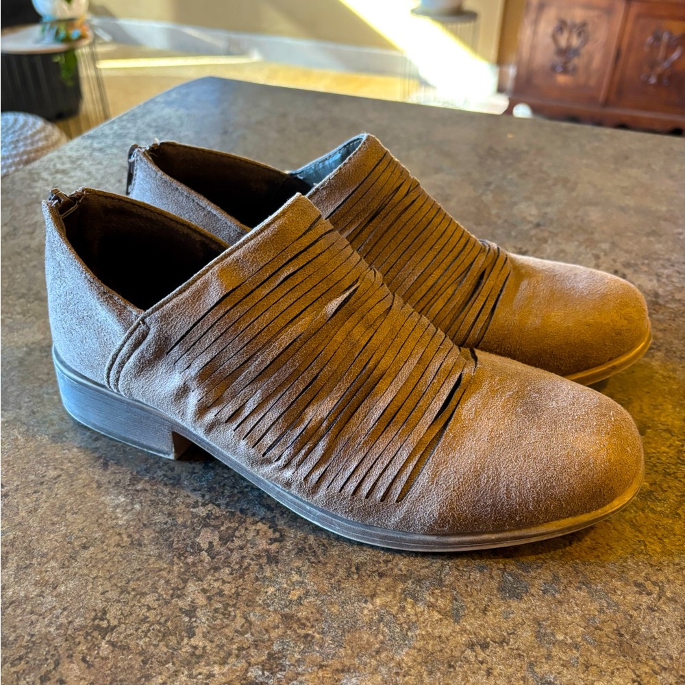 Tan boutique dress shoes. Size 9.